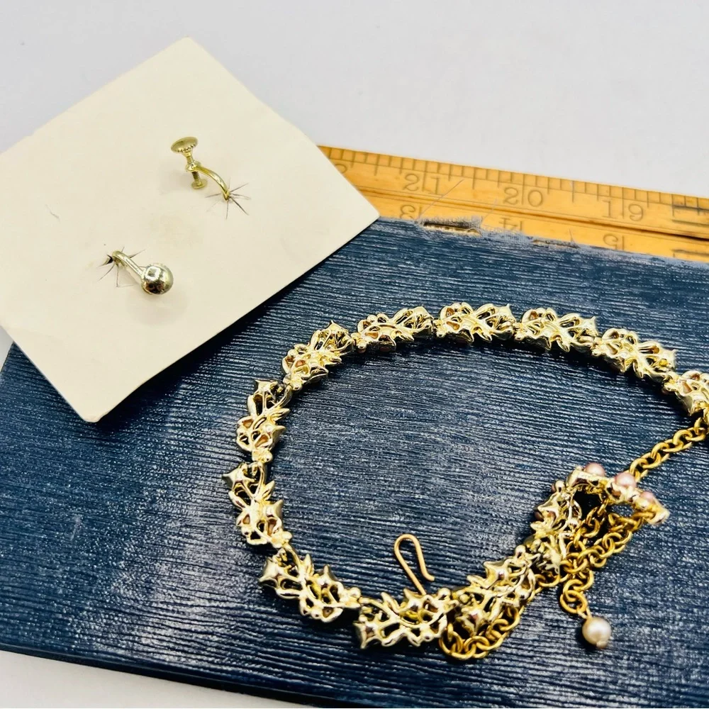 Vintage new old stock gold tone peach faux pearl choker & clip on earrings set - Picture 2 of 6